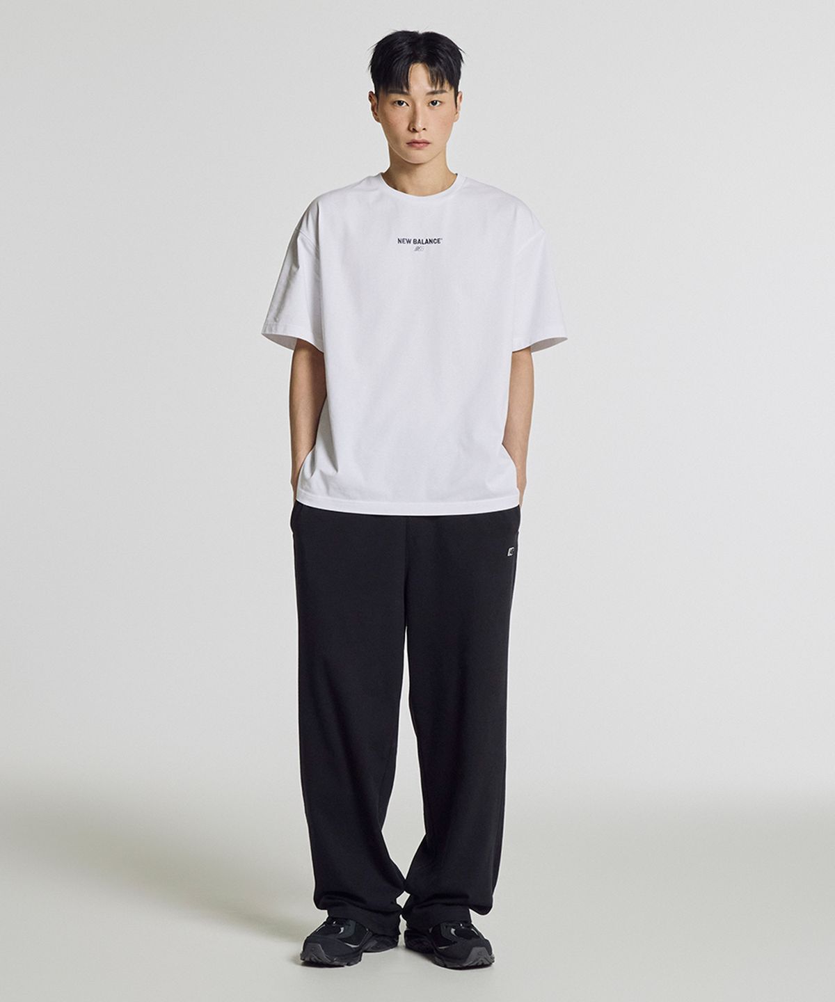 뉴발란스(NEW BALANCE) NBNEG21403 / UNI 에센셜 센터로고 반팔티 (WHITE)