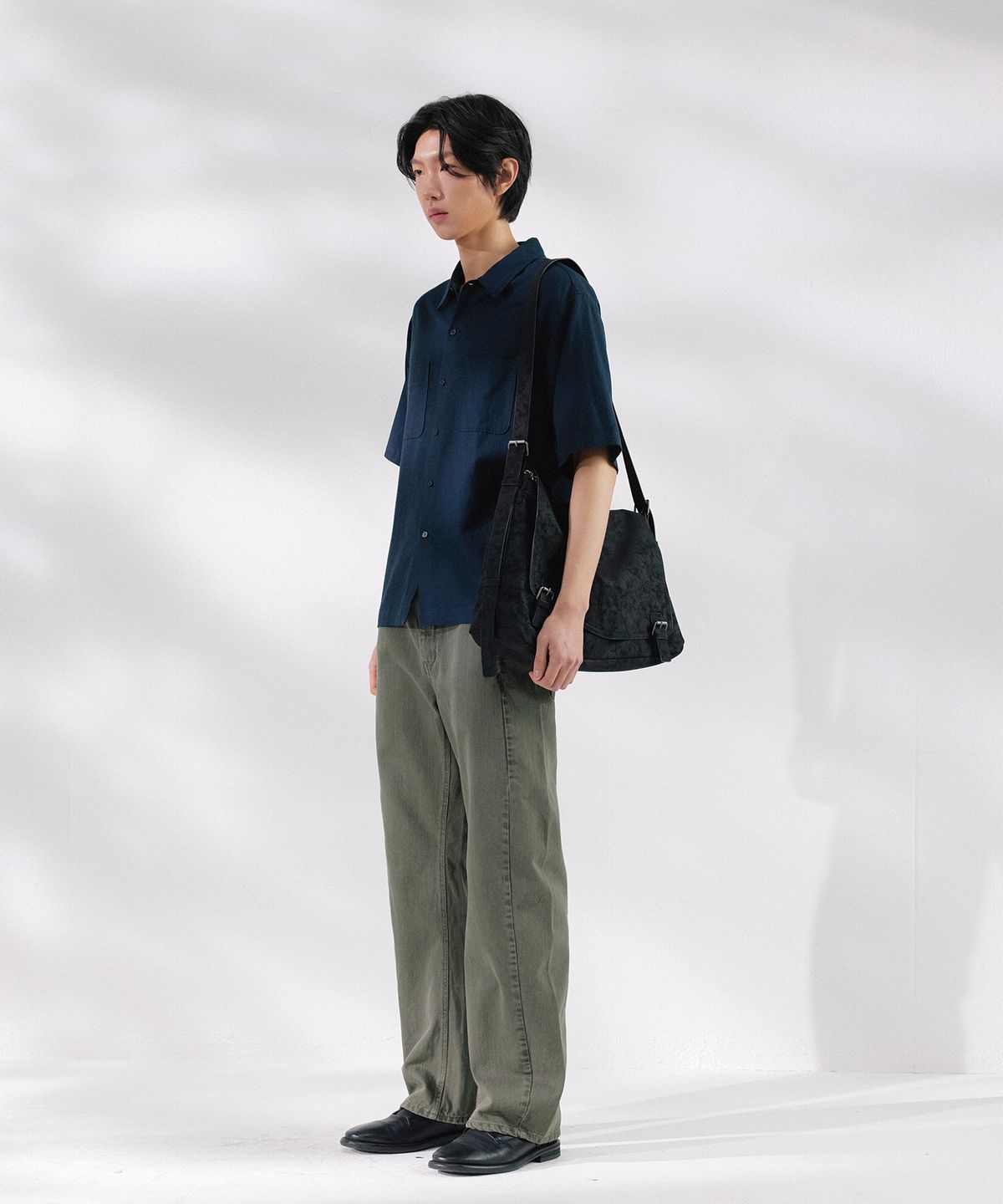 넌블랭크(NONBLANK) 스웨이드 메신저백_BLACK