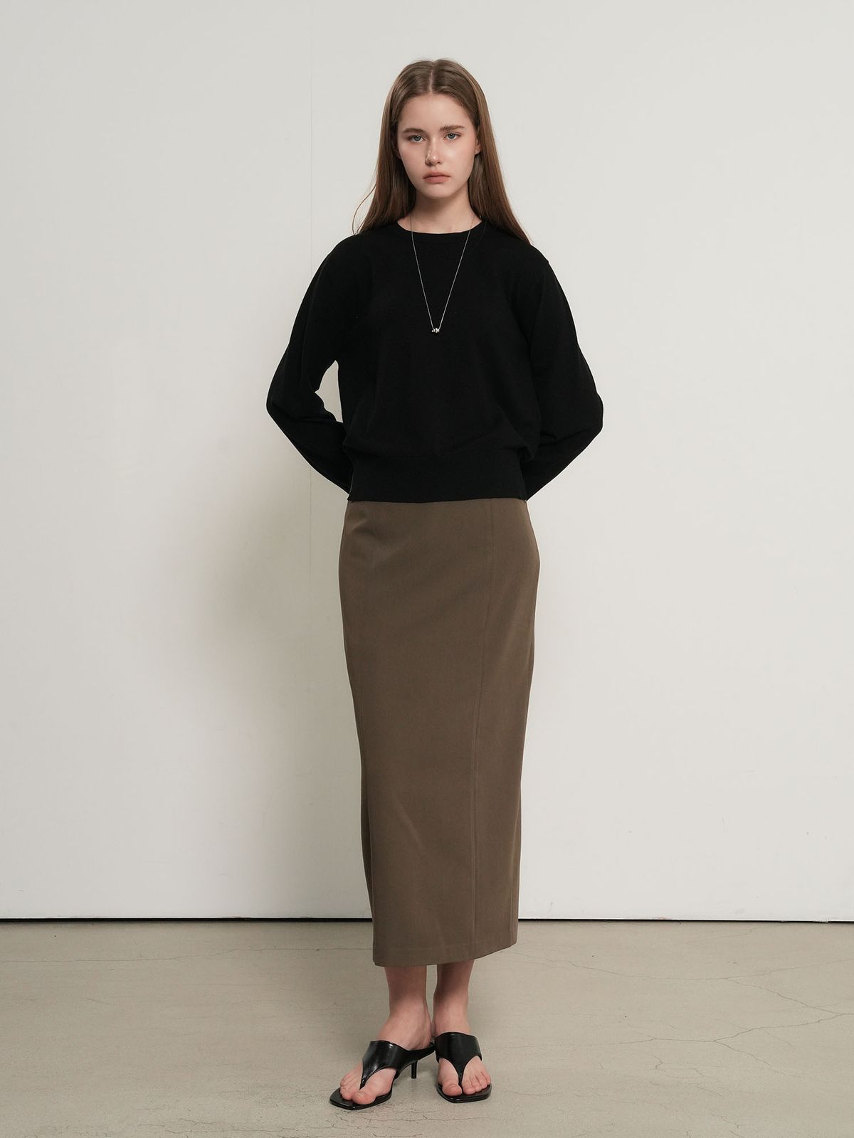 제너럴아이디어(GENERALIDEA) 미니멀 H라인 롱스커트 [TAUPE] / WBE1L13505