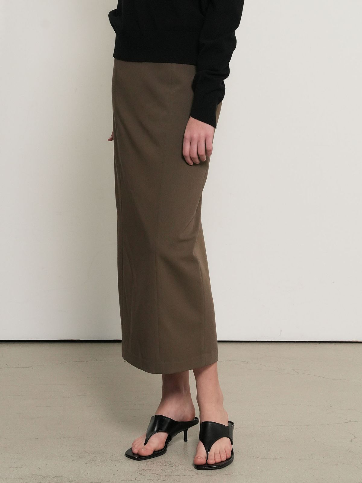 제너럴아이디어(GENERALIDEA) 미니멀 H라인 롱스커트 [TAUPE] / WBE1L13505