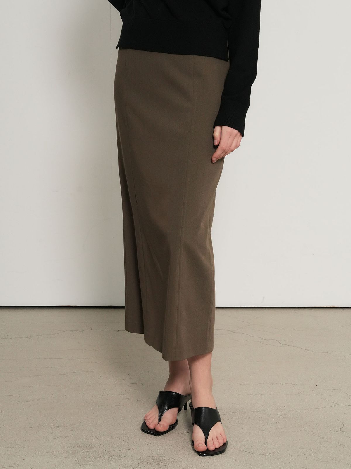 제너럴아이디어(GENERALIDEA) 미니멀 H라인 롱스커트 [TAUPE] / WBE1L13505