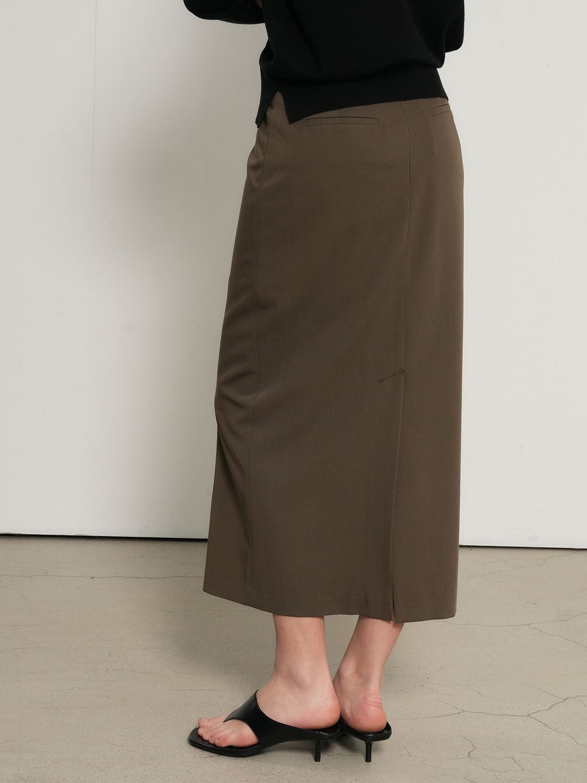제너럴아이디어(GENERALIDEA) 미니멀 H라인 롱스커트 [TAUPE] / WBE1L13505