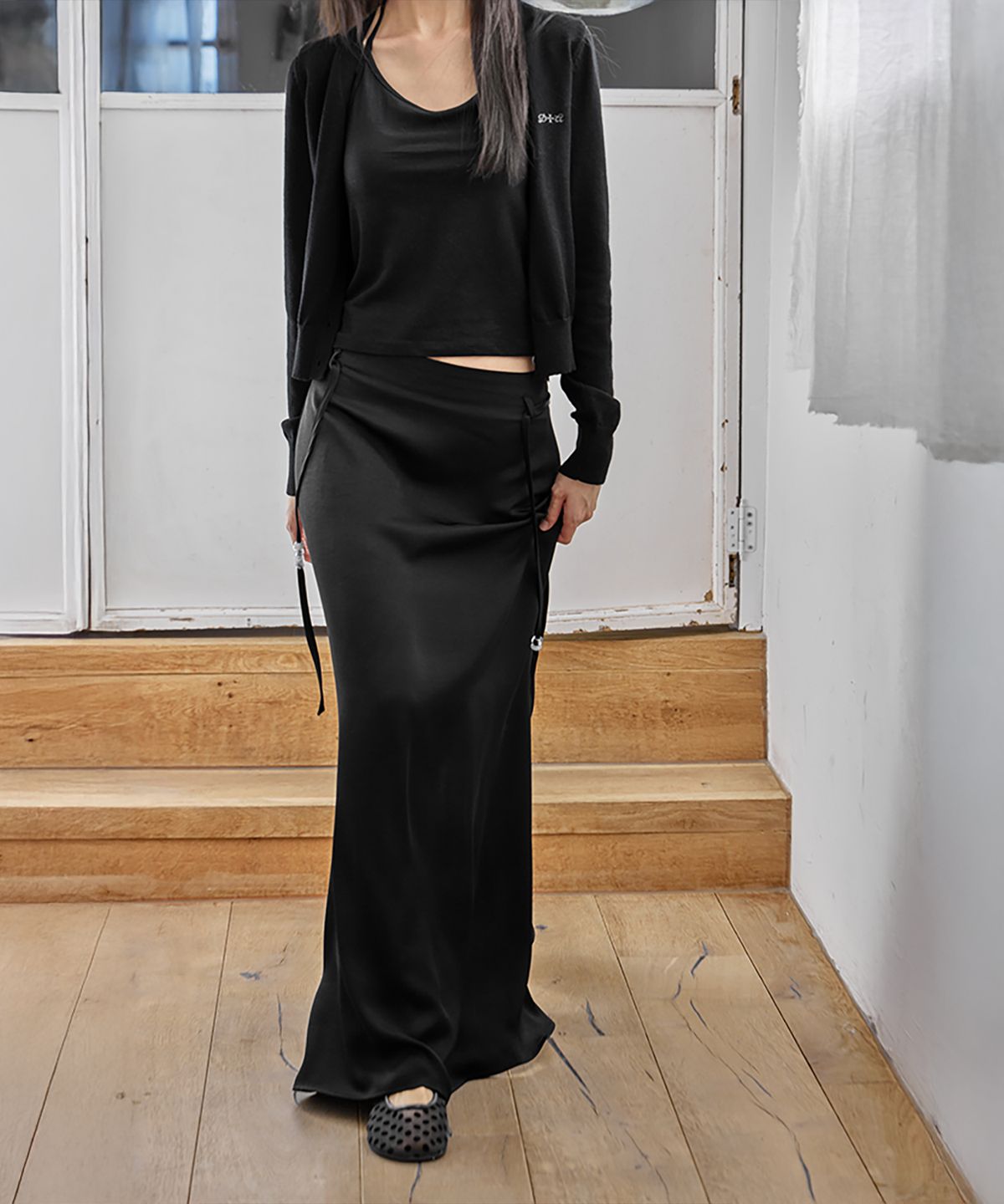 런던다다(LONDONDADA) Glossy Satin Long Skirt, BLACK