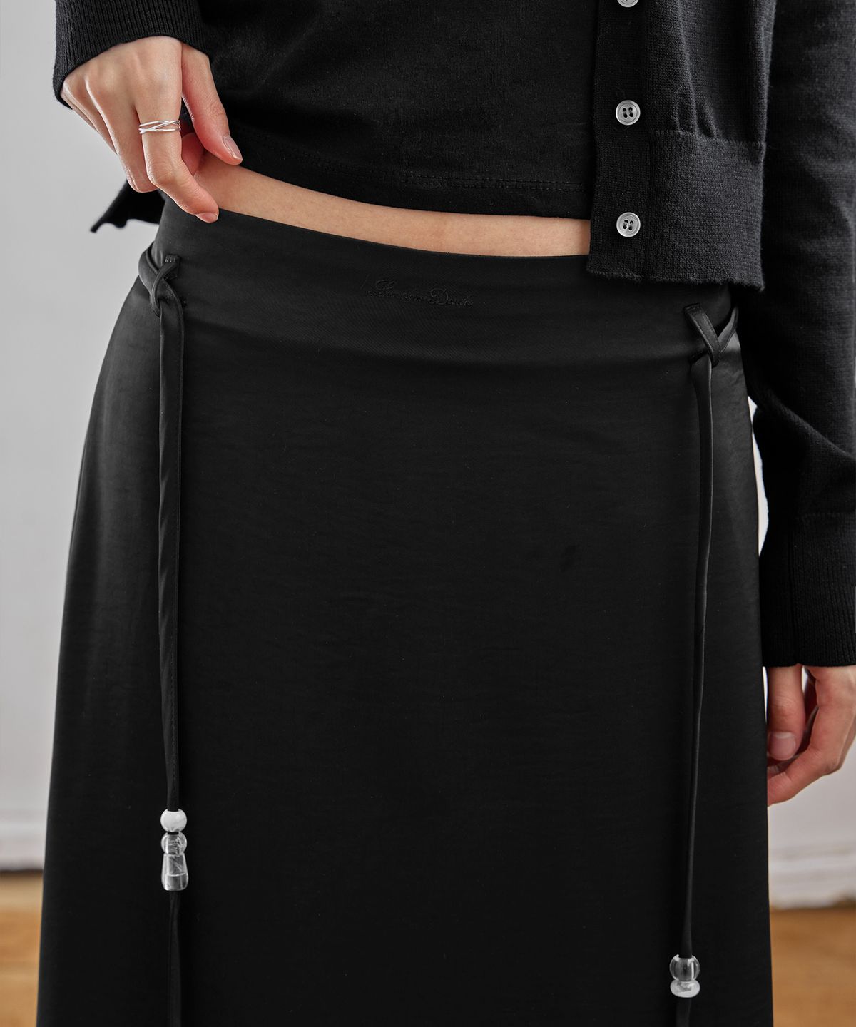 런던다다(LONDONDADA) Glossy Satin Long Skirt, BLACK