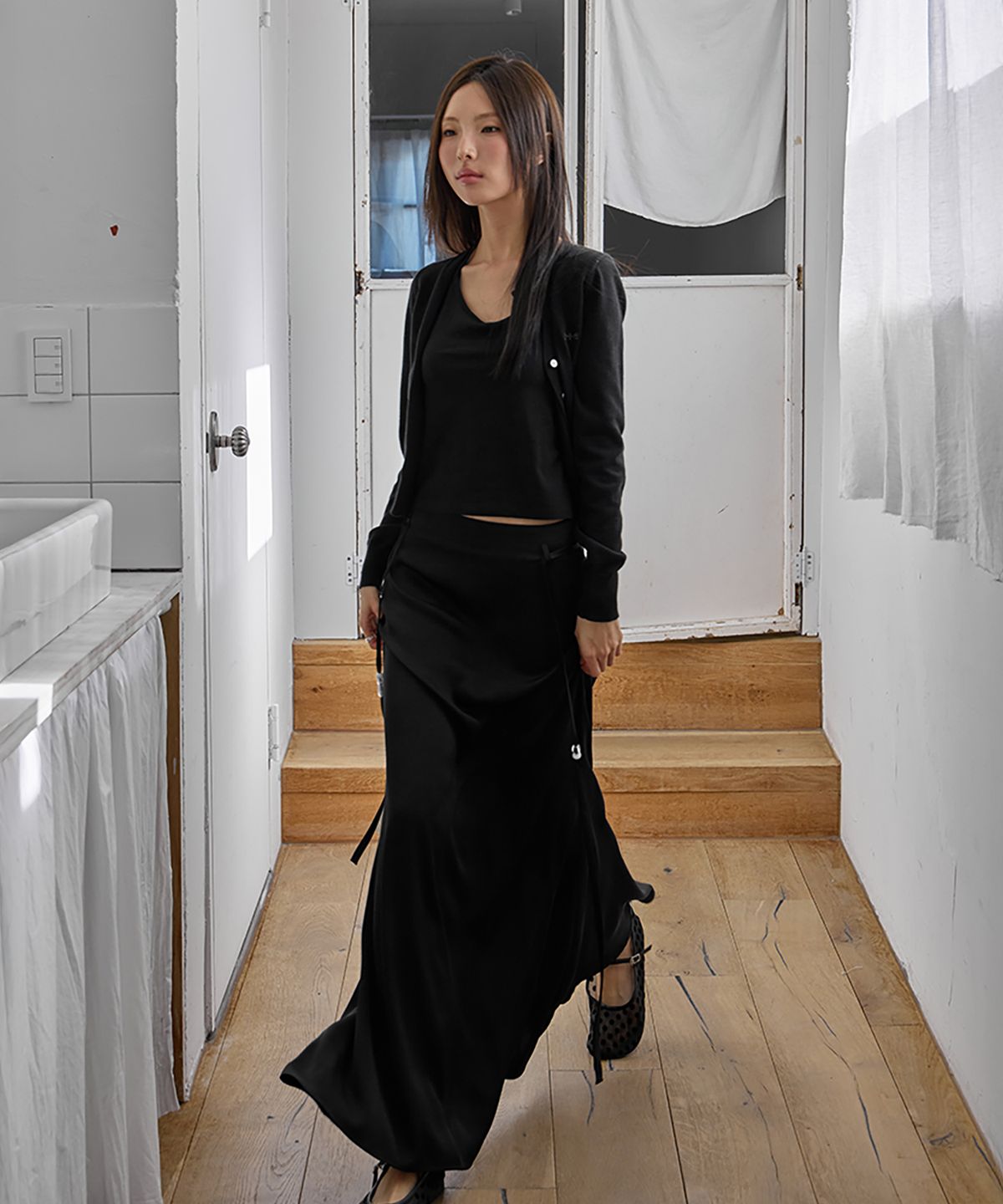 런던다다(LONDONDADA) Glossy Satin Long Skirt, BLACK
