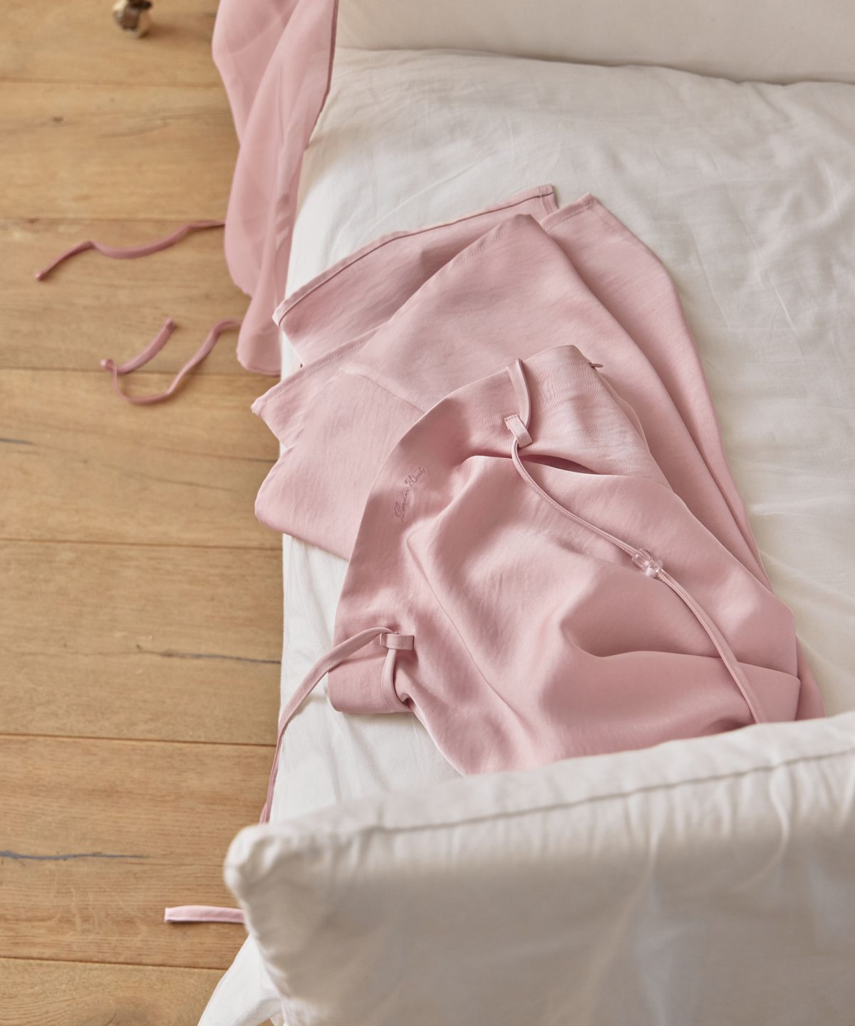 런던다다(LONDONDADA) Glossy Satin Long Skirt, SOFT PINK