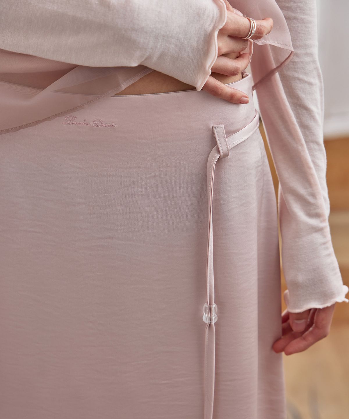 런던다다(LONDONDADA) Glossy Satin Long Skirt, SOFT PINK