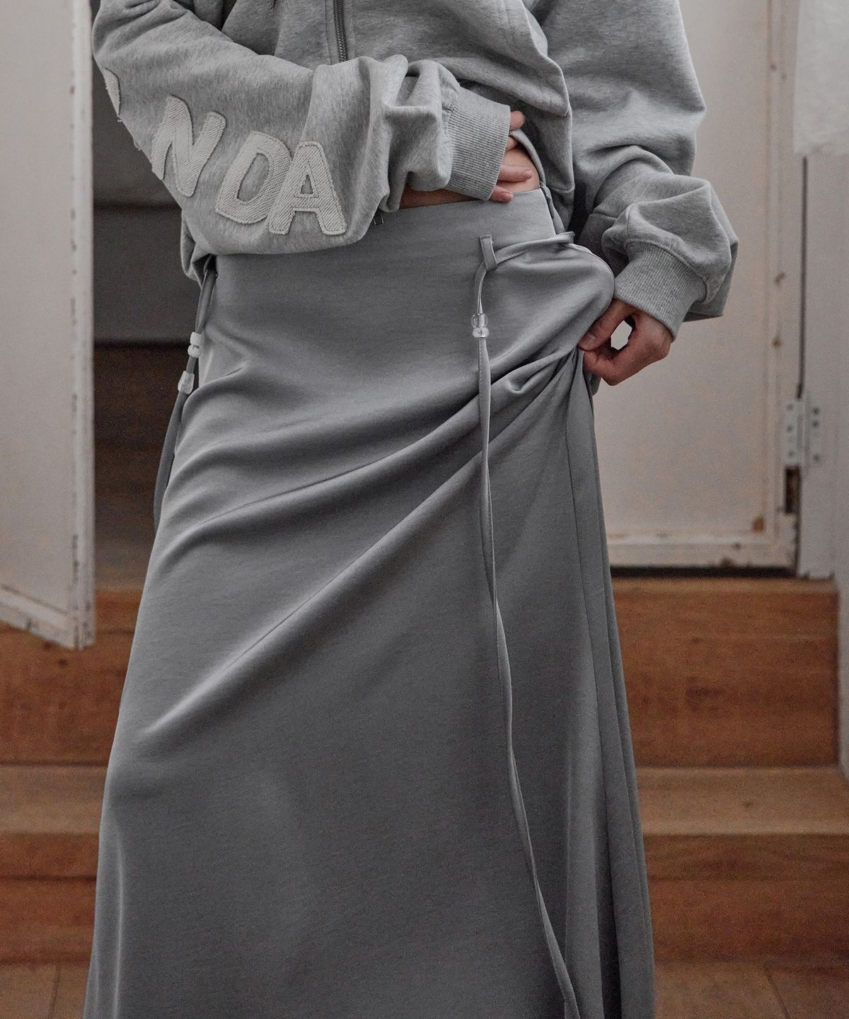 런던다다(LONDONDADA) Glossy Satin Long Skirt, GREY