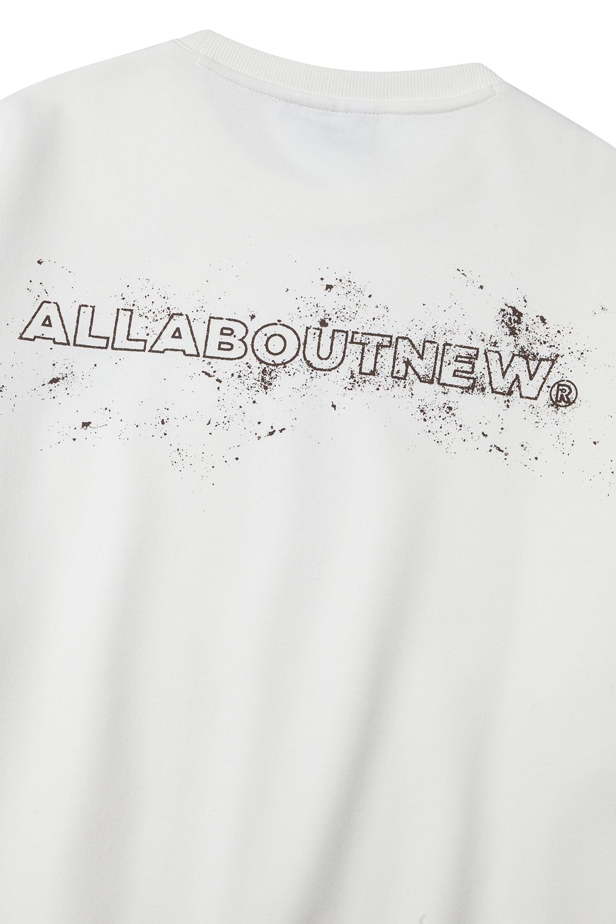 올어바웃뉴(ALL ABOUT NEW) 페인팅 레터링 장식 맨투맨 O화이트 ANA1TM06AOH