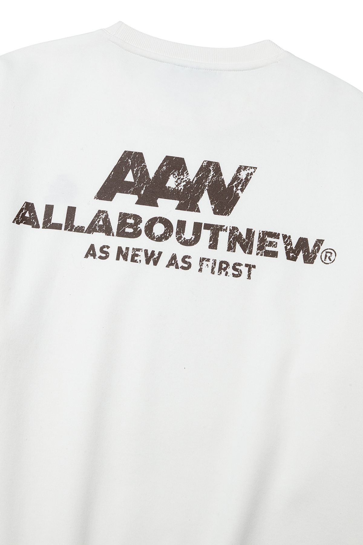 올어바웃뉴(ALL ABOUT NEW) 로고 크랙 맨투맨 O화이트 ANA1TM32AOH