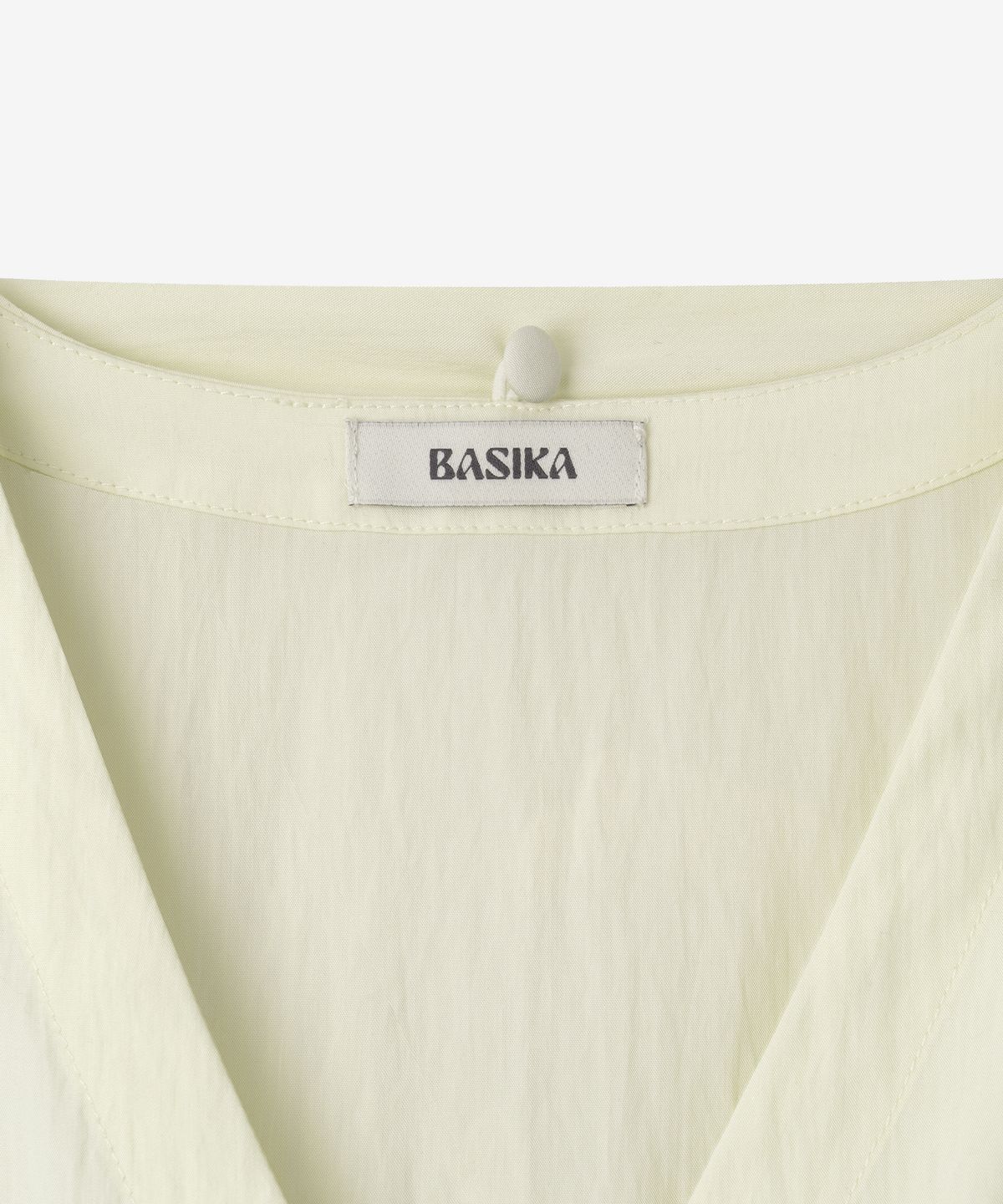 바시카(BASIKA) 브이넥 플리츠 타이 블라우스 (버터)