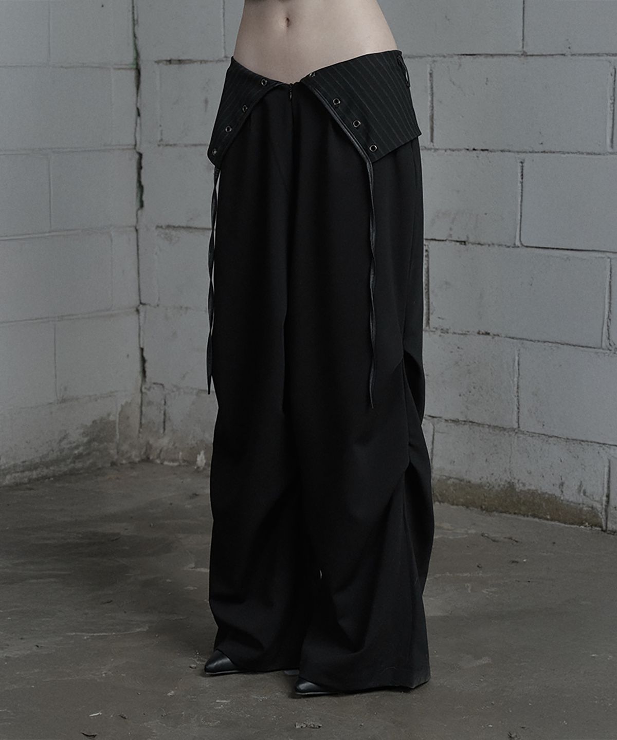에트오소메(ETRE AU SOMMET) Panel Line Shirring Wide Slacks (Black)