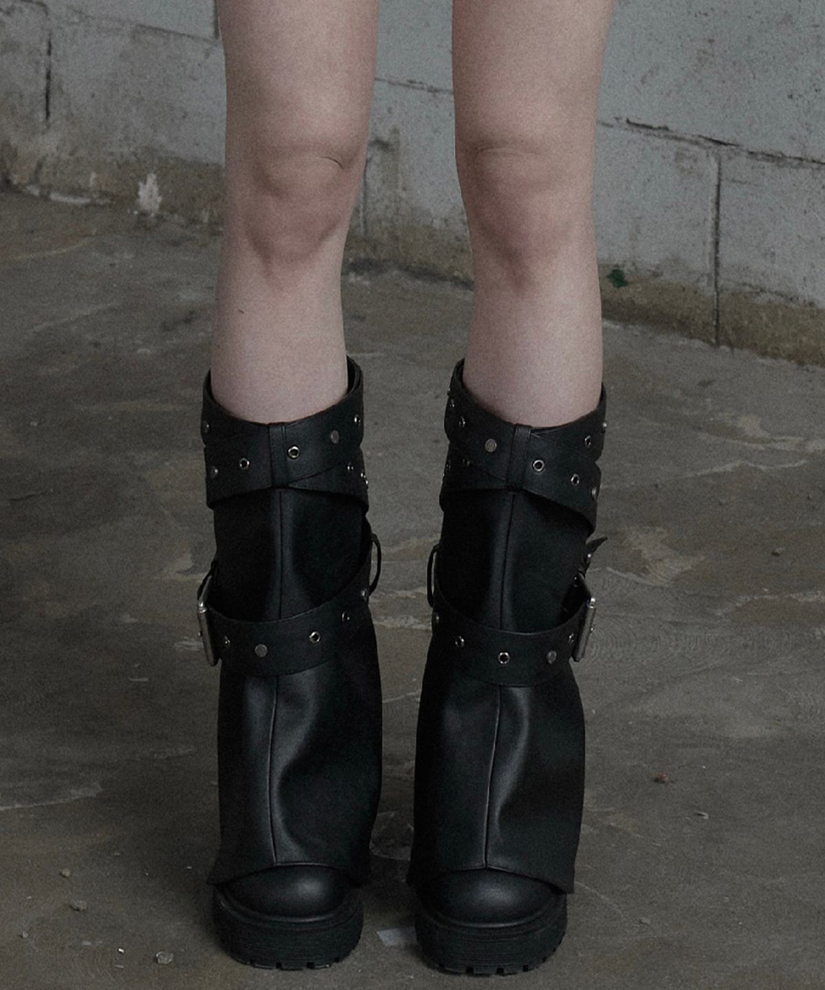 에트오소메(ETRE AU SOMMET) Multi Strap Bijo Leather Wide Boots