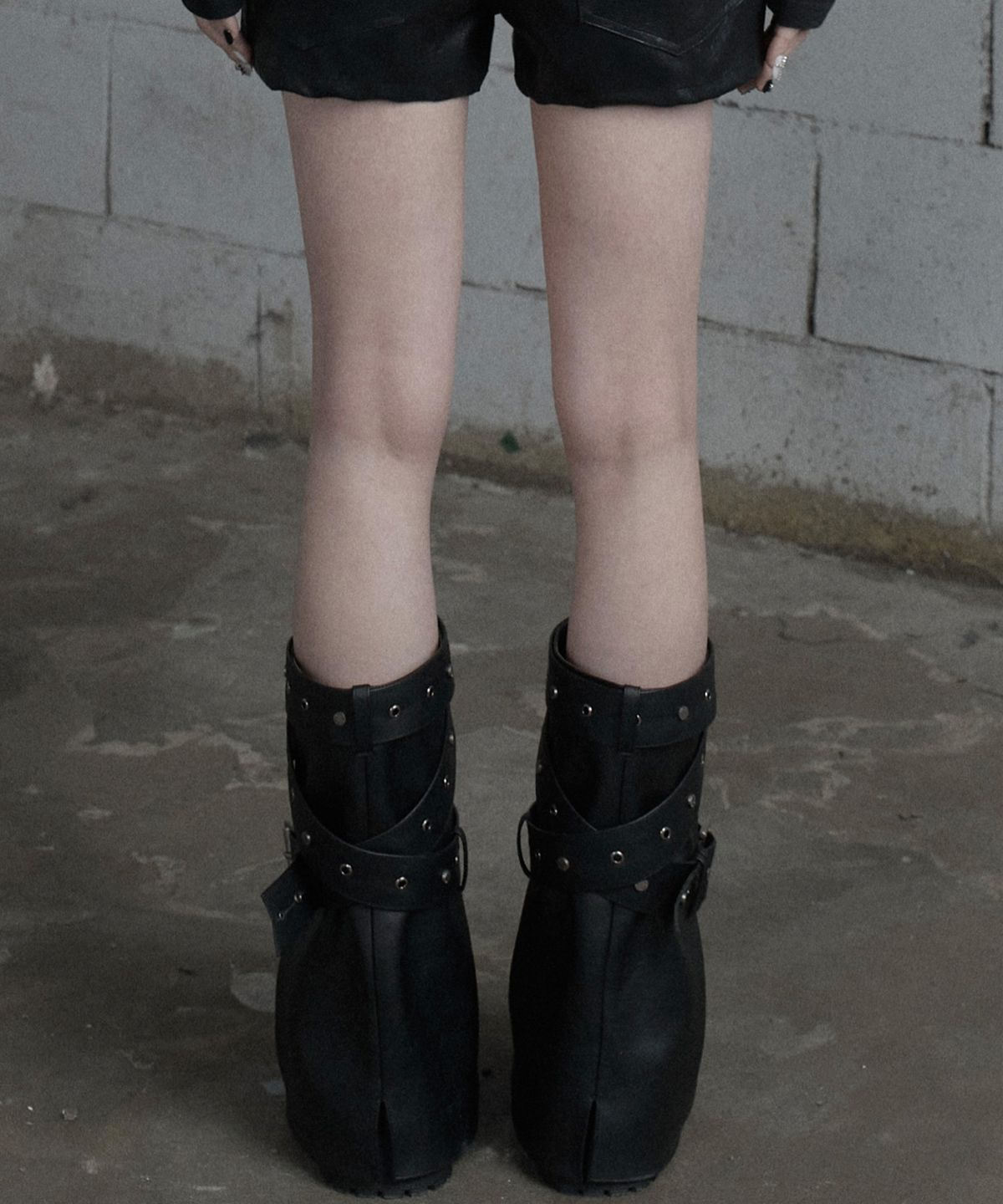 에트오소메(ETRE AU SOMMET) Multi Strap Bijo Leather Wide Boots