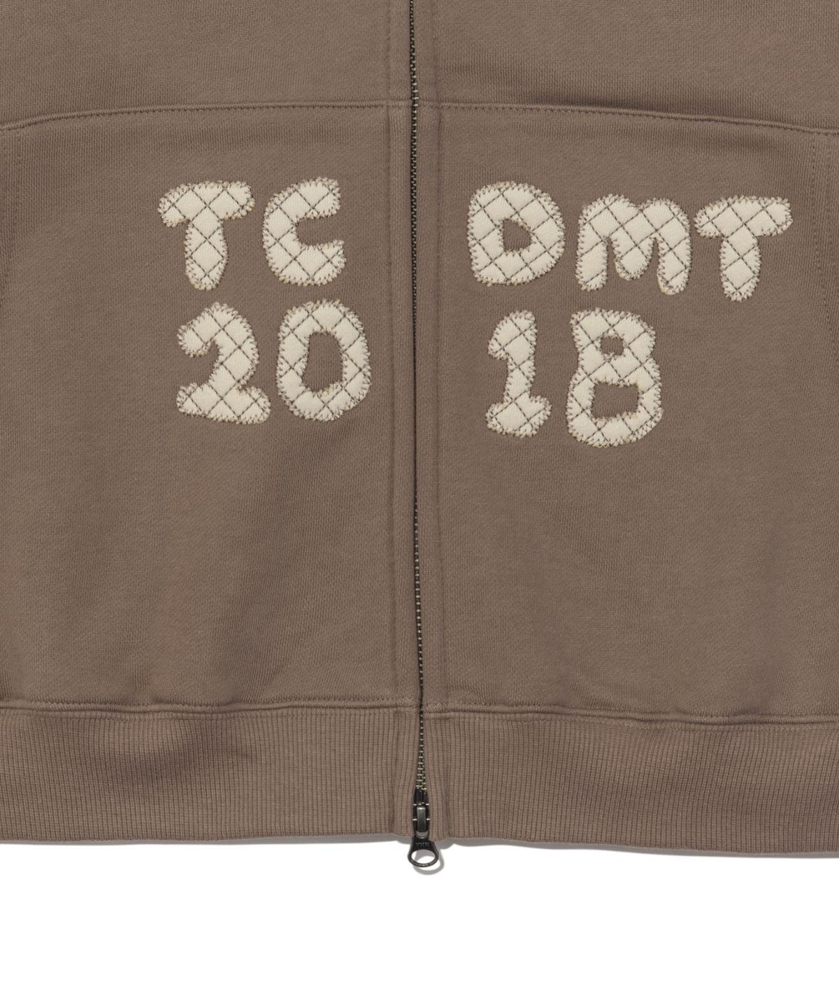 더콜디스트모먼트(THE COLDEST MOMENT) TCM logo applique hooded zip-up (brown)