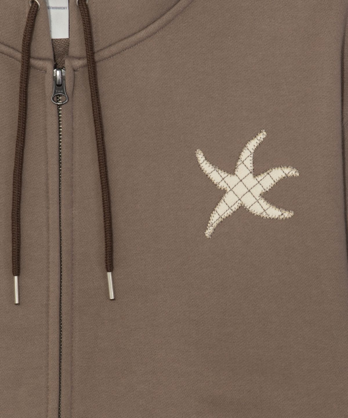 더콜디스트모먼트(THE COLDEST MOMENT) TCM logo applique hooded zip-up (brown)