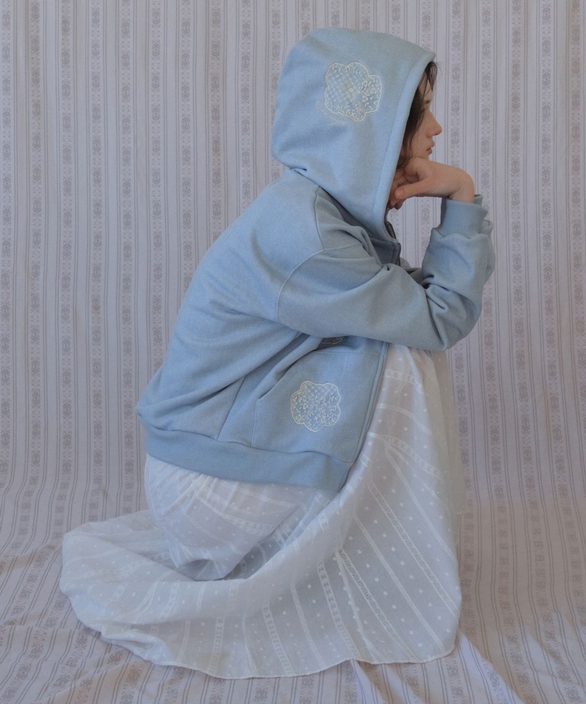 아우어노스텔지아(OURNOSTALGIA) Lace Applique Pigment Hoodie Zip-Up_Dusty blue(O26OT04)