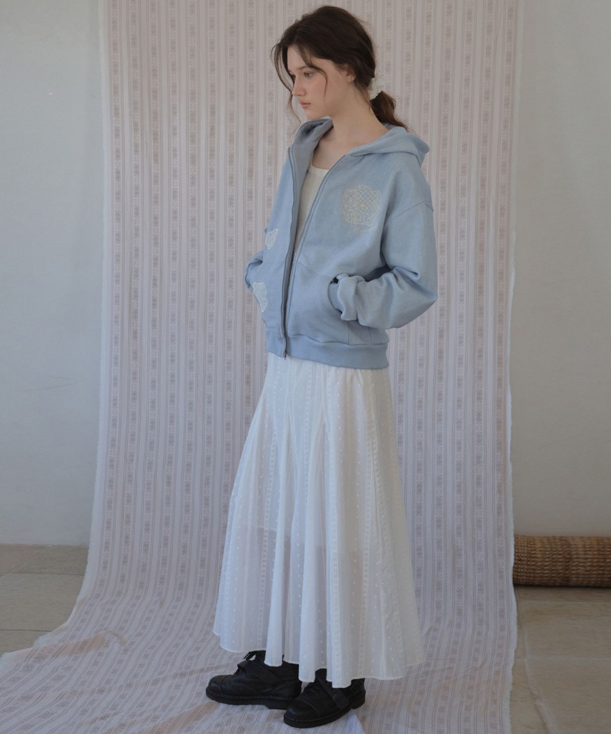 아우어노스텔지아(OURNOSTALGIA) Lace Applique Pigment Hoodie Zip-Up_Dusty blue(O26OT04)