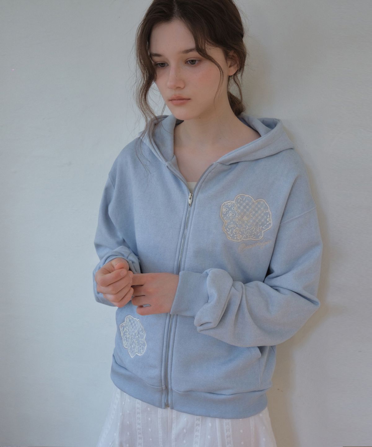아우어노스텔지아(OURNOSTALGIA) Lace Applique Pigment Hoodie Zip-Up_Dusty blue(O26OT04)