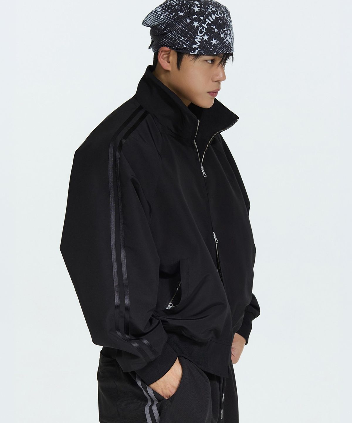 미치코런던 스포츠(MICHIKO LONDON SPORTS) 벌키 크롭 트랙 블루종 블랙