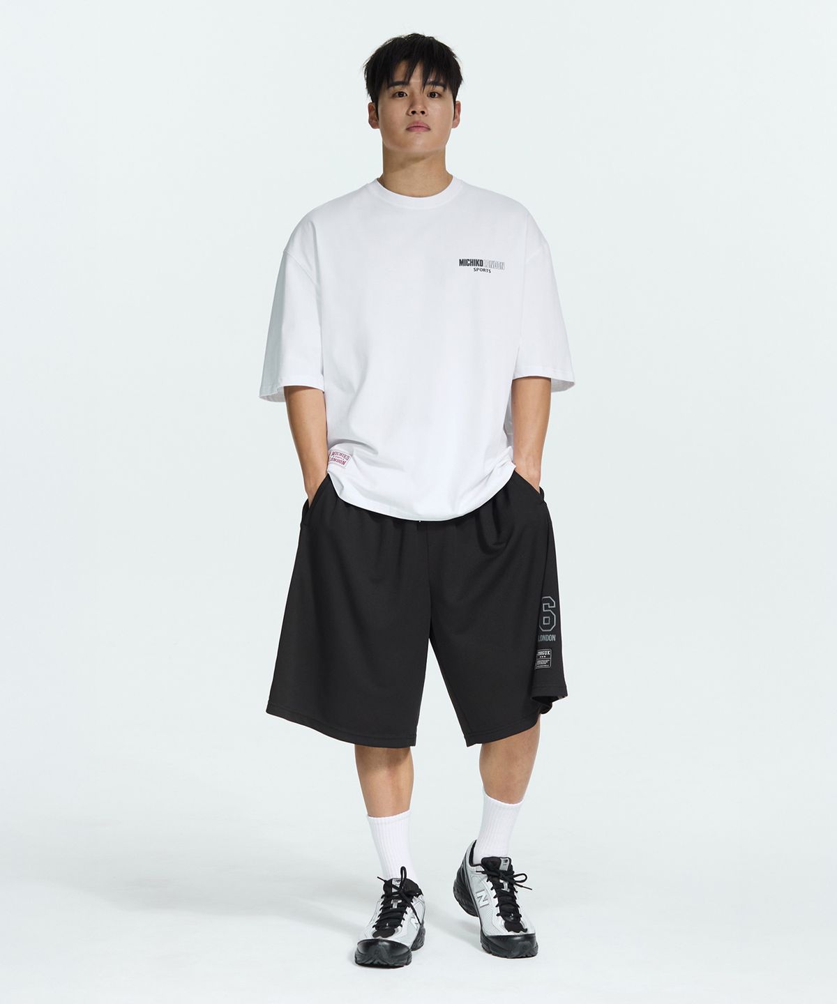 미치코런던 스포츠(MICHIKO LONDON SPORTS) 헤리티지 백 로고 벌크핏 반팔 티셔츠 화이트