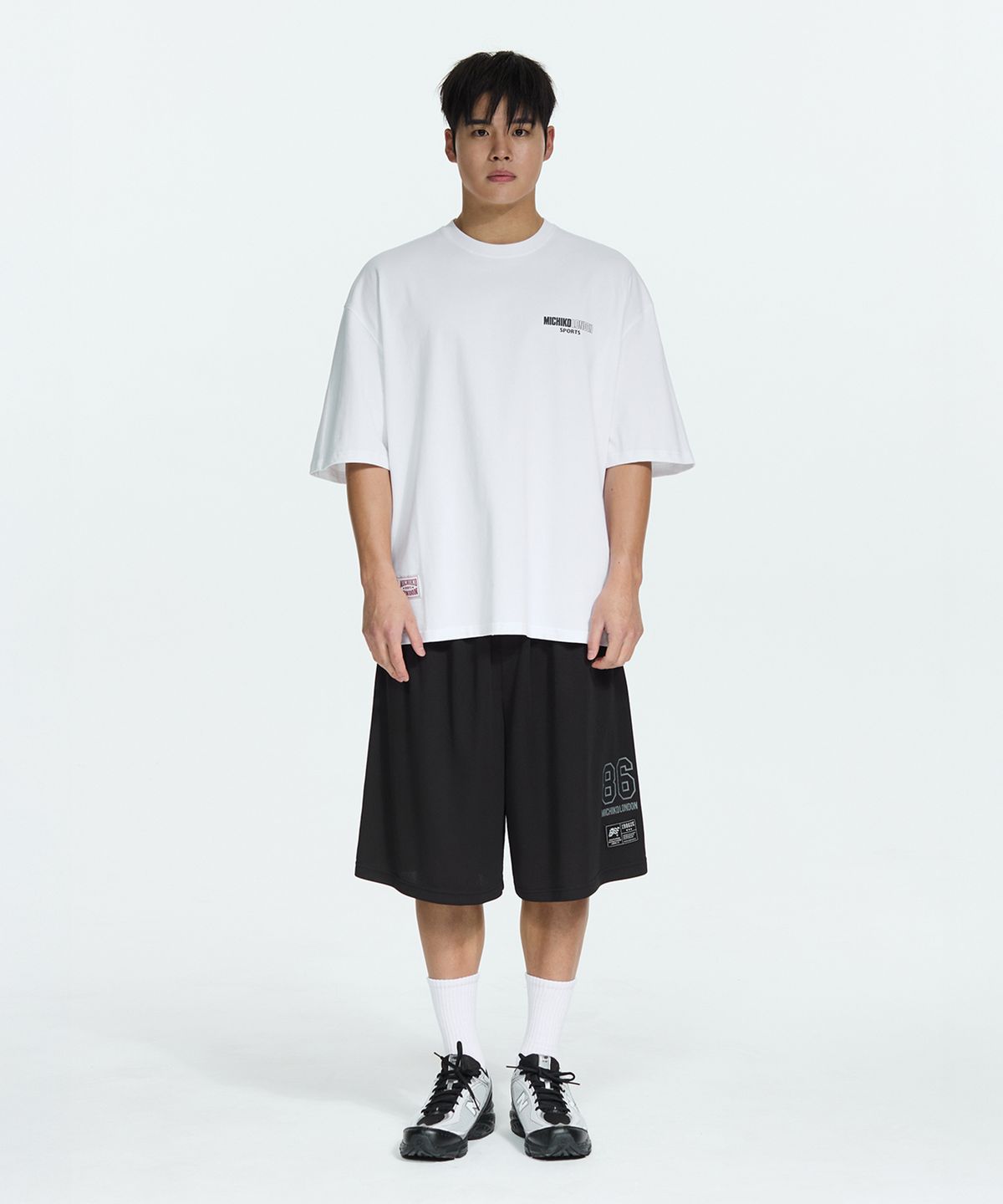 미치코런던 스포츠(MICHIKO LONDON SPORTS) 헤리티지 백 로고 벌크핏 반팔 티셔츠 화이트