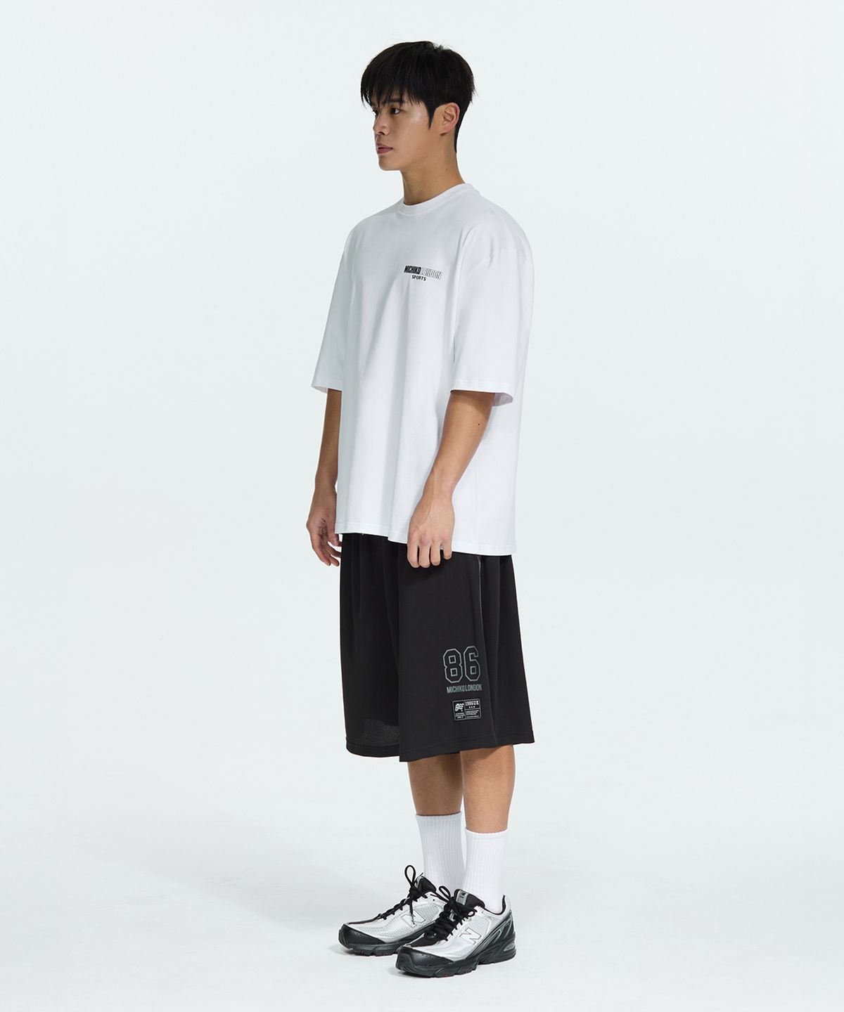 미치코런던 스포츠(MICHIKO LONDON SPORTS) 헤리티지 백 로고 벌크핏 반팔 티셔츠 화이트