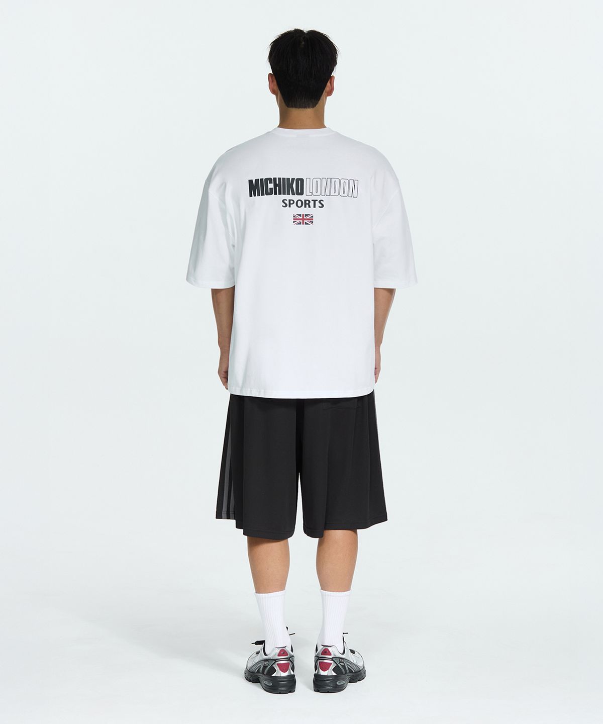 미치코런던 스포츠(MICHIKO LONDON SPORTS) 헤리티지 백 로고 벌크핏 반팔 티셔츠 화이트