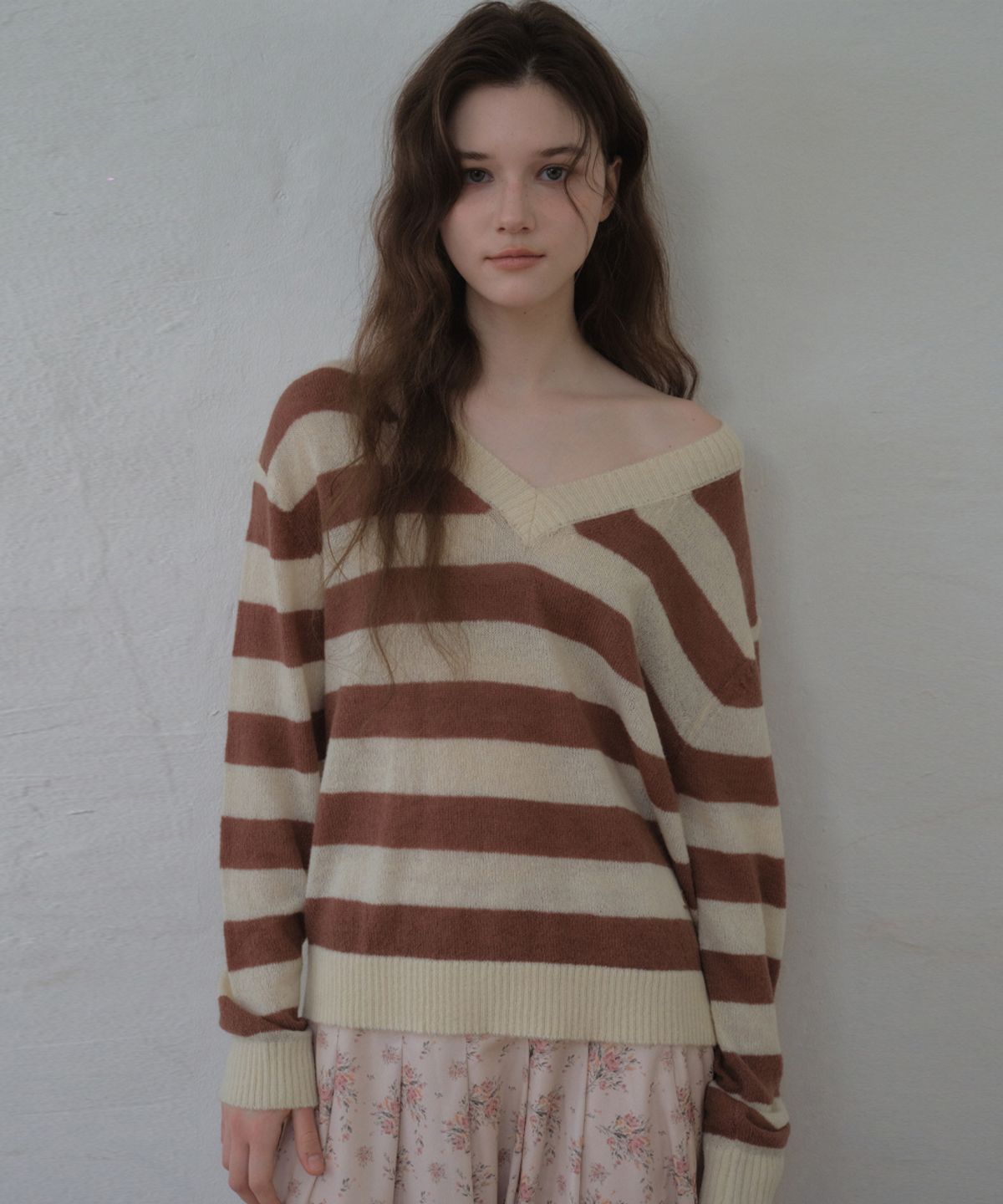 아우어노스텔지아(OURNOSTALGIA) Hairy Stripe V-Neck Knit_Brick mocha(OC26KN13)