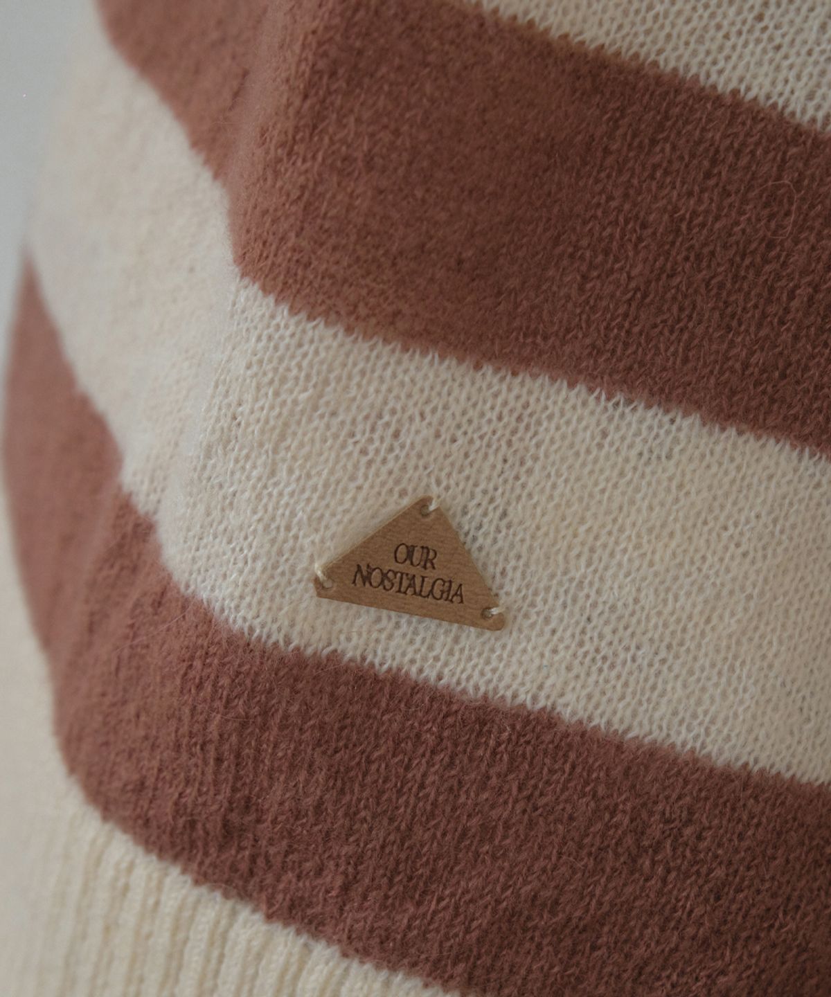 아우어노스텔지아(OURNOSTALGIA) Hairy Stripe V-Neck Knit_Brick mocha(OC26KN13)