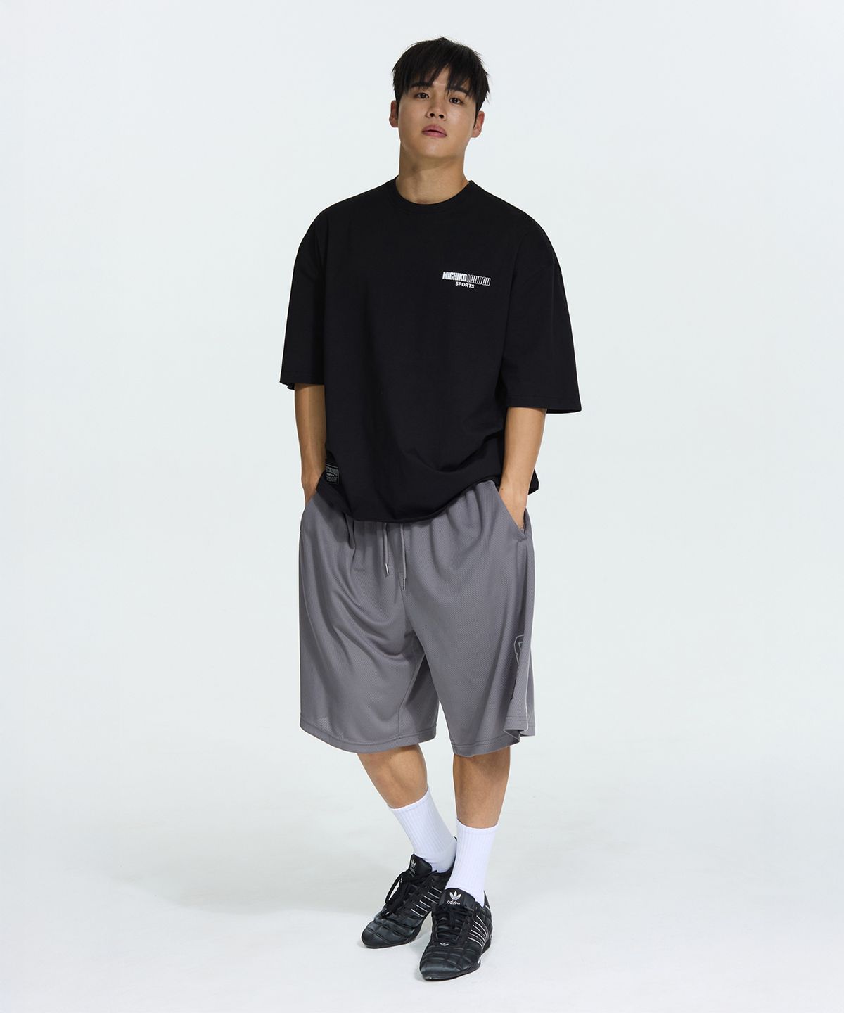 미치코런던 스포츠(MICHIKO LONDON SPORTS) 헤리티지 백 로고 벌크핏 반팔 티셔츠 블랙
