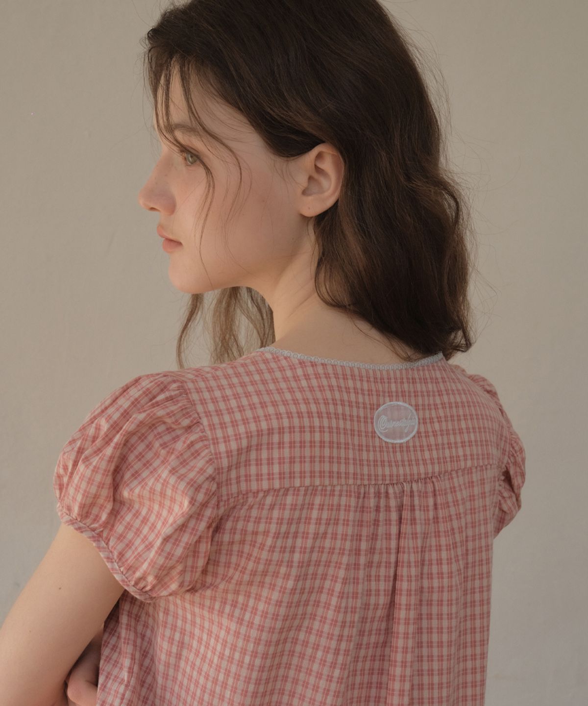 아우어노스텔지아(OURNOSTALGIA) Fina Check Shirring Blouse_Apple red(O26BL01)