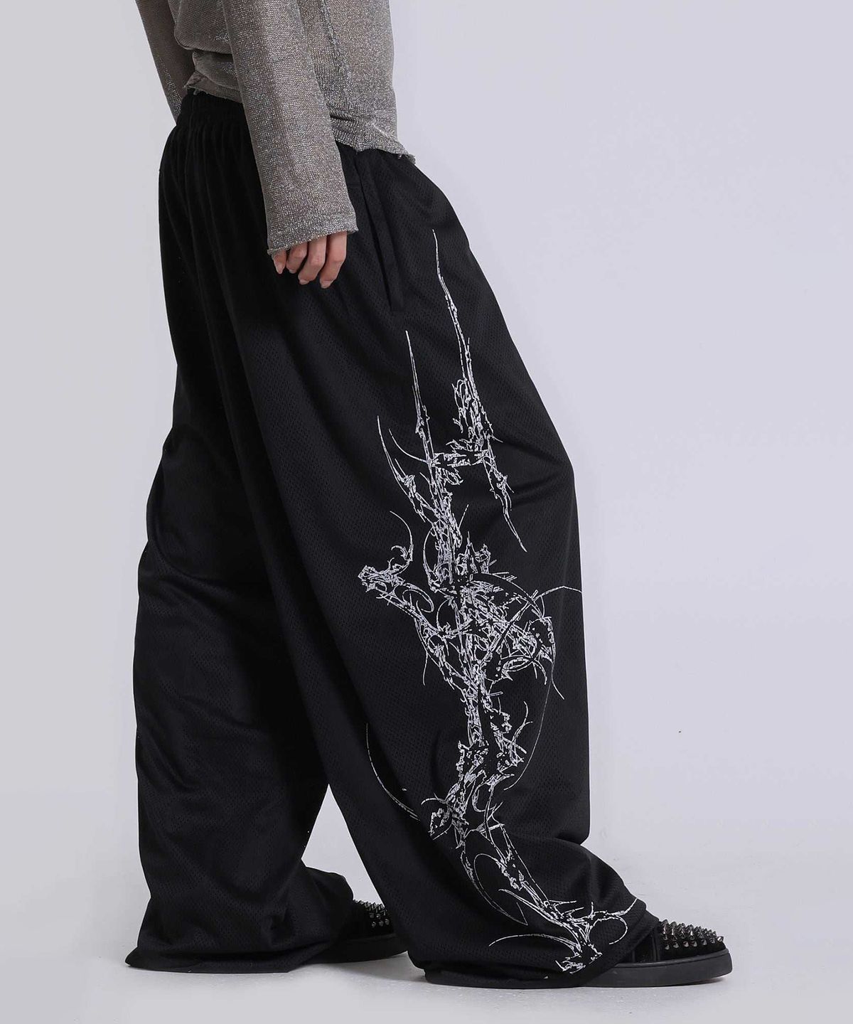 제이디드 런던(JADED LONDON) (U) 엠브로이더드 몬스터 에어텍스 베이퍼 블랙 0P4QU3 EMBROIDERED MONSTER AIRTEX VAPOUR BLACK