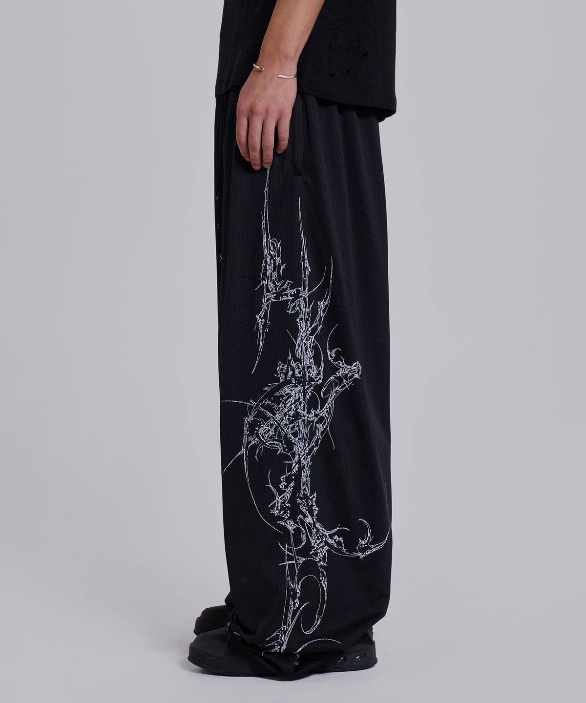 제이디드 런던(JADED LONDON) (U) 엠브로이더드 몬스터 에어텍스 베이퍼 블랙 0P4QU3 EMBROIDERED MONSTER AIRTEX VAPOUR BLACK