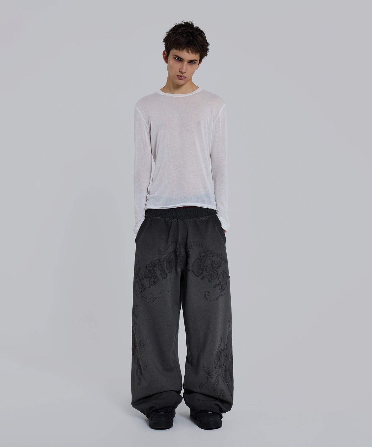 제이디드 런던(JADED LONDON) (U) 페이스리스 아플리케 몬스터 조거 차콜 FAITHLESS APPLIQUE MONSTER JOGGER CHARCOAL