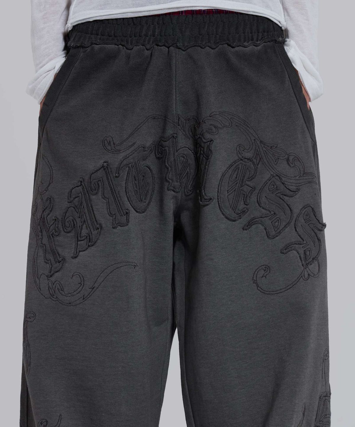 제이디드 런던(JADED LONDON) (U) 페이스리스 아플리케 몬스터 조거 차콜 FAITHLESS APPLIQUE MONSTER JOGGER CHARCOAL