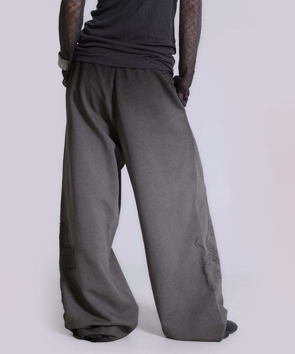 제이디드 런던(JADED LONDON) (U) 페이스리스 아플리케 몬스터 조거 차콜 FAITHLESS APPLIQUE MONSTER JOGGER CHARCOAL