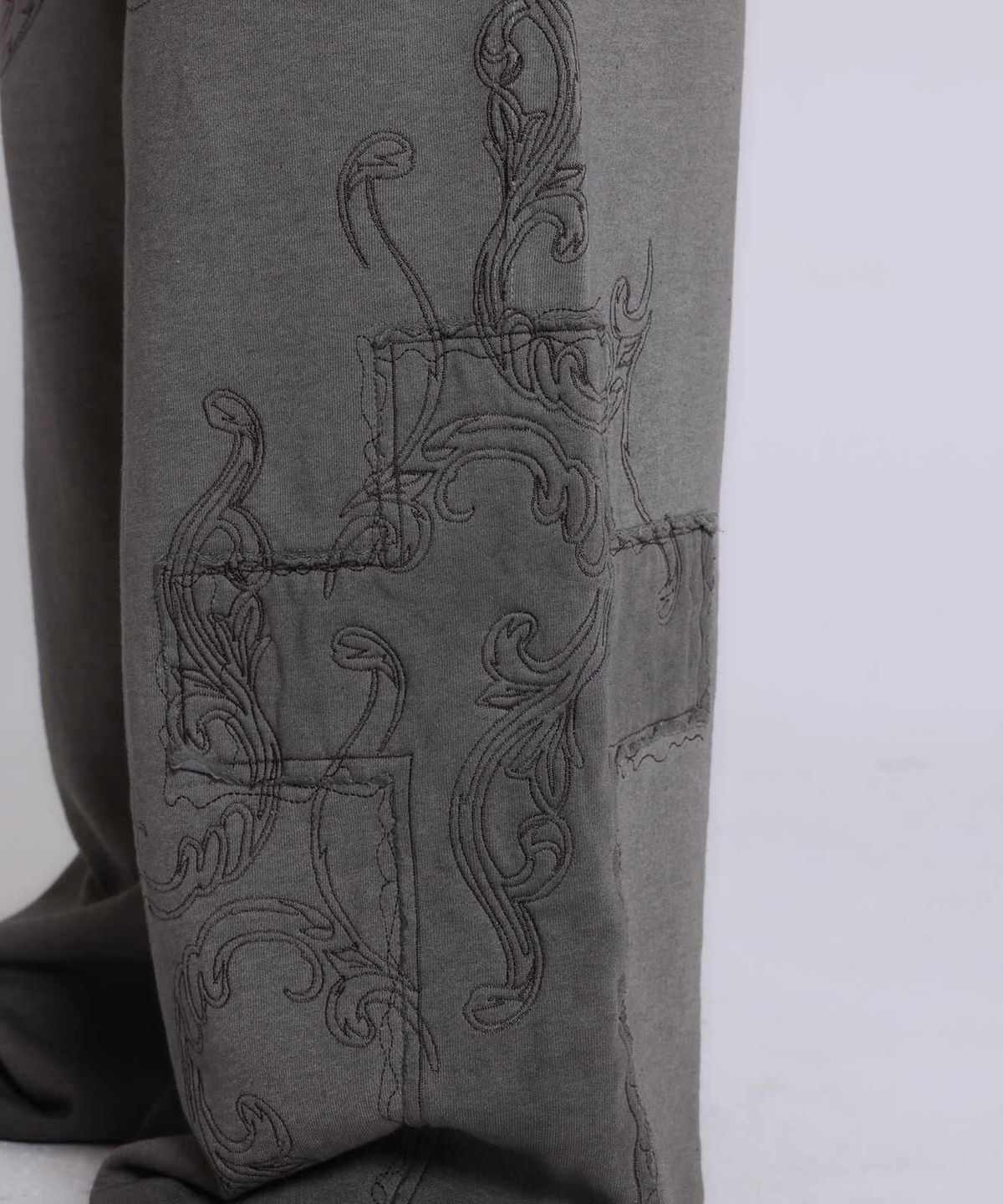 제이디드 런던(JADED LONDON) (U) 페이스리스 아플리케 몬스터 조거 차콜 FAITHLESS APPLIQUE MONSTER JOGGER CHARCOAL