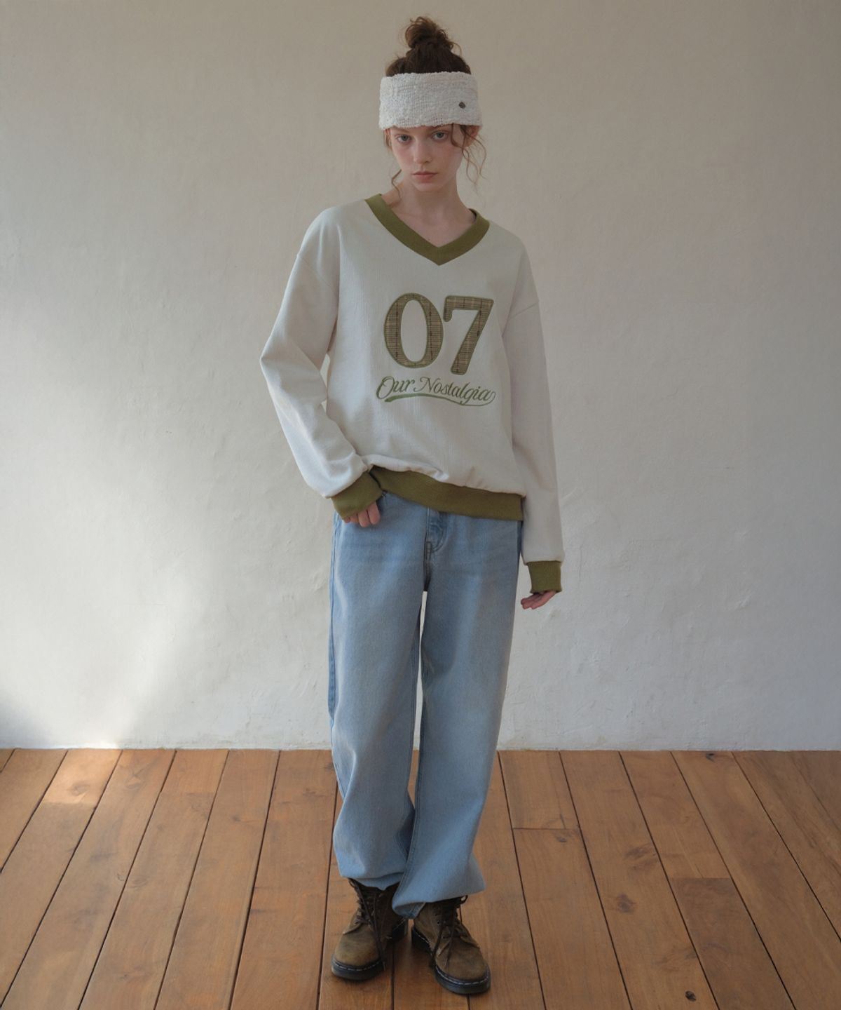 아우어노스텔지아(OURNOSTALGIA) Applique V-Neck Sweatshirt_Olive(O26TP03)