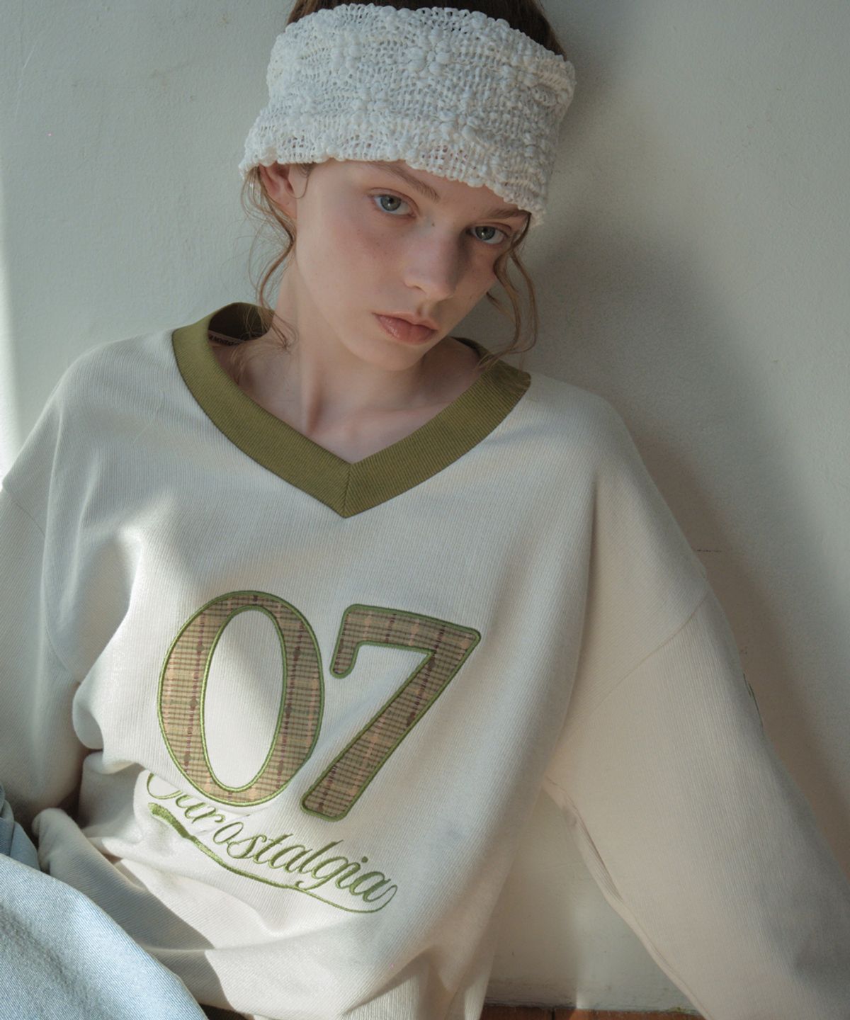 아우어노스텔지아(OURNOSTALGIA) Applique V-Neck Sweatshirt_Olive(O26TP03)