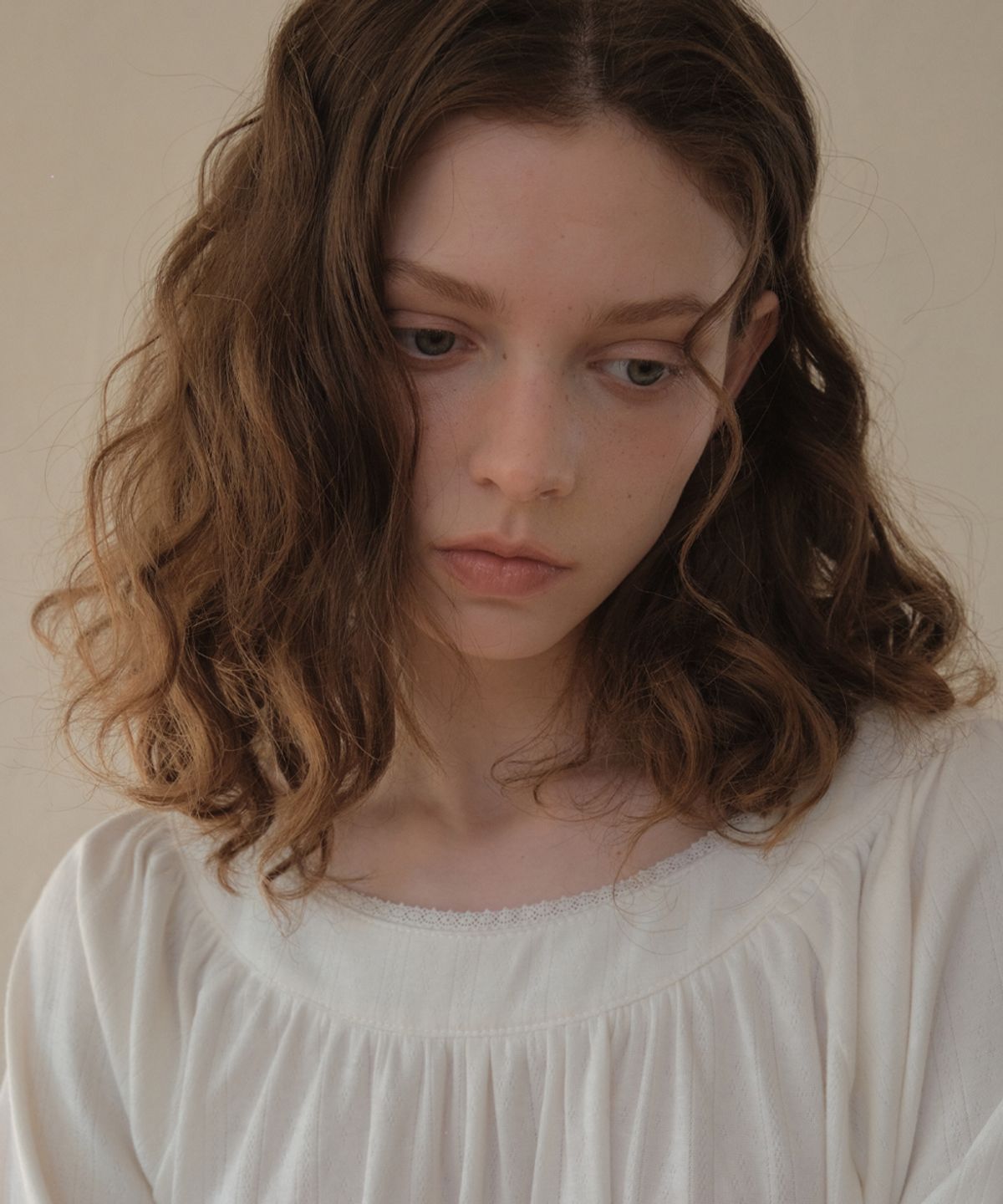 아우어노스텔지아(OURNOSTALGIA) Lace Eyelet Raglan T-shirt_Ivory(O26TP04)