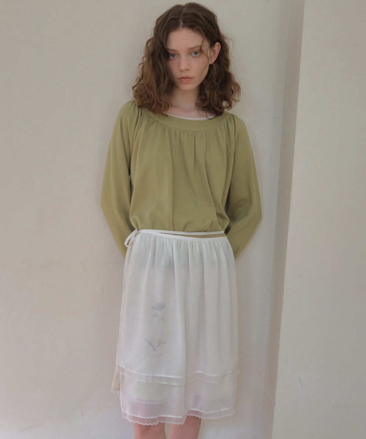 아우어노스텔지아(OURNOSTALGIA) Lace Eyelet Raglan T-shirt_Vintage olive(O26TP04)