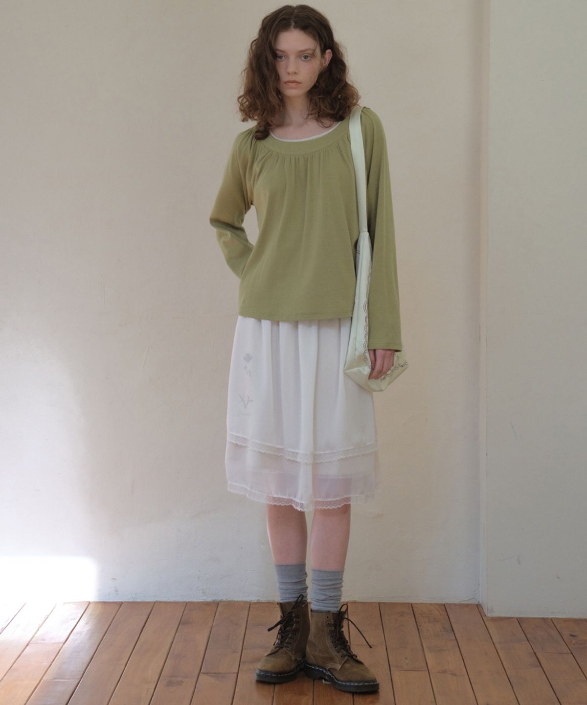 아우어노스텔지아(OURNOSTALGIA) Lace Eyelet Raglan T-shirt_Vintage olive(O26TP04)
