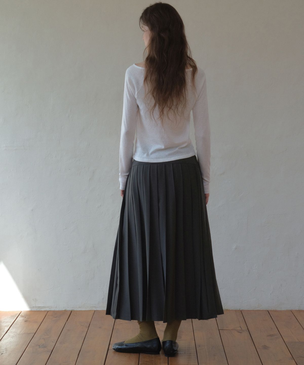 아우어노스텔지아(OURNOSTALGIA) Mid Waist Pleats Long Skirt_Charcoal(O26SK04)
