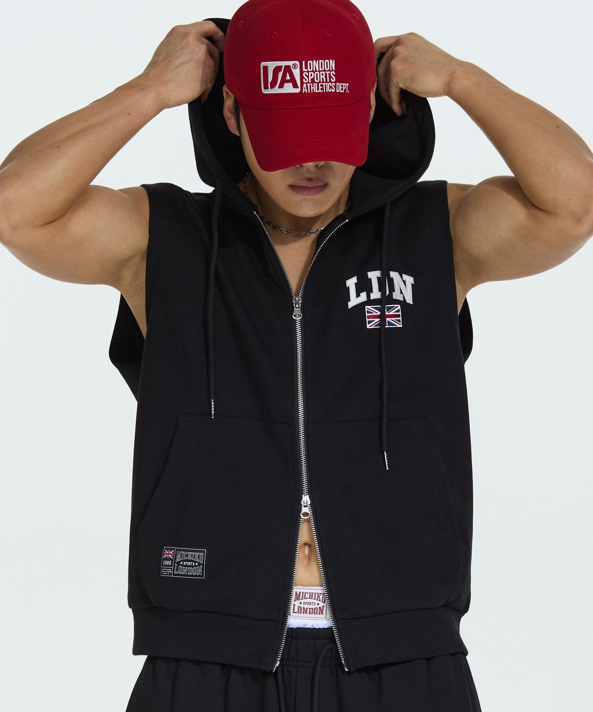 미치코런던 스포츠(MICHIKO LONDON SPORTS) LDN 후드 집업 베스트 블랙