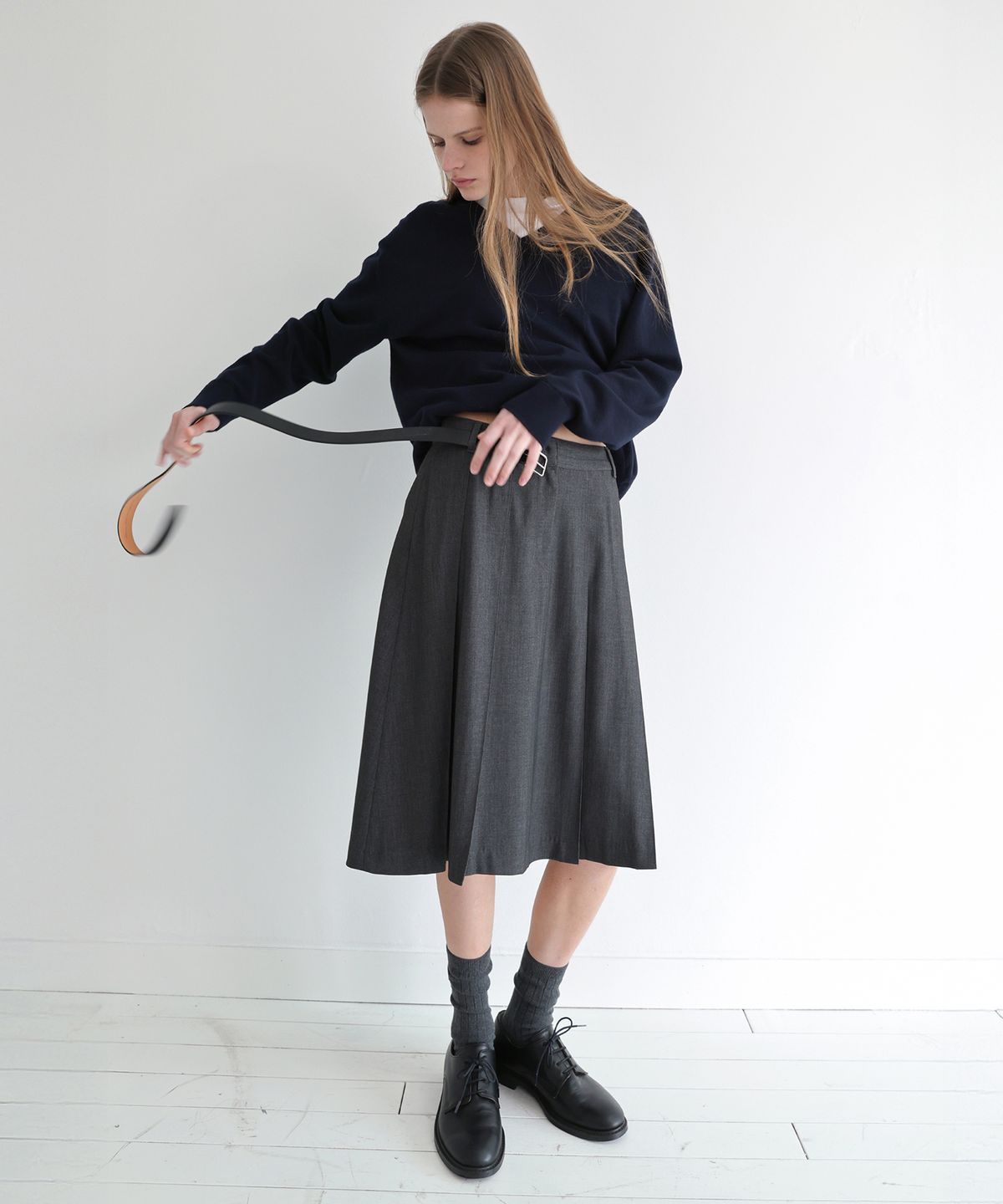 르바(LEVAR) Wide Pleat Midi Skirt - Charcoal