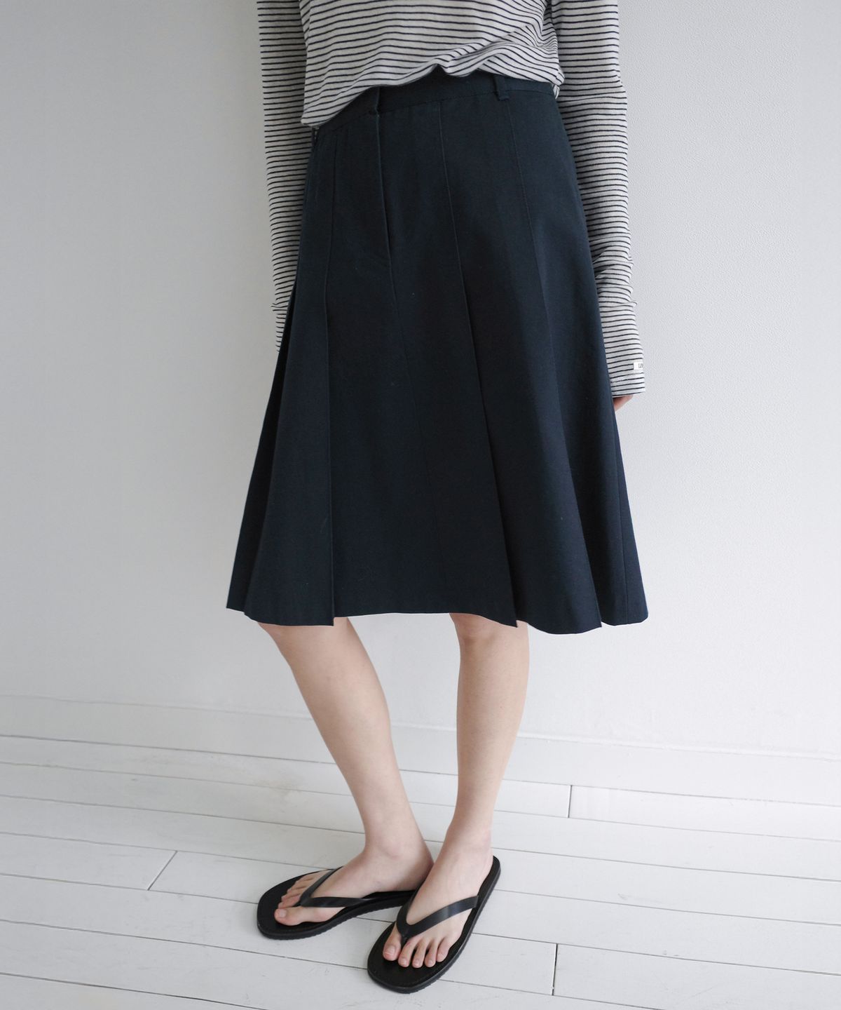 르바(LEVAR) Cotton Chino Pleated Skirt - Classic Navy