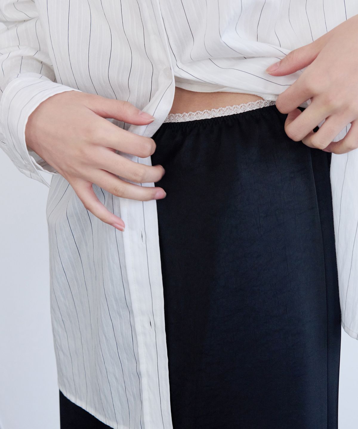 르바(LEVAR) Layered Satin Lace Skirt - Black