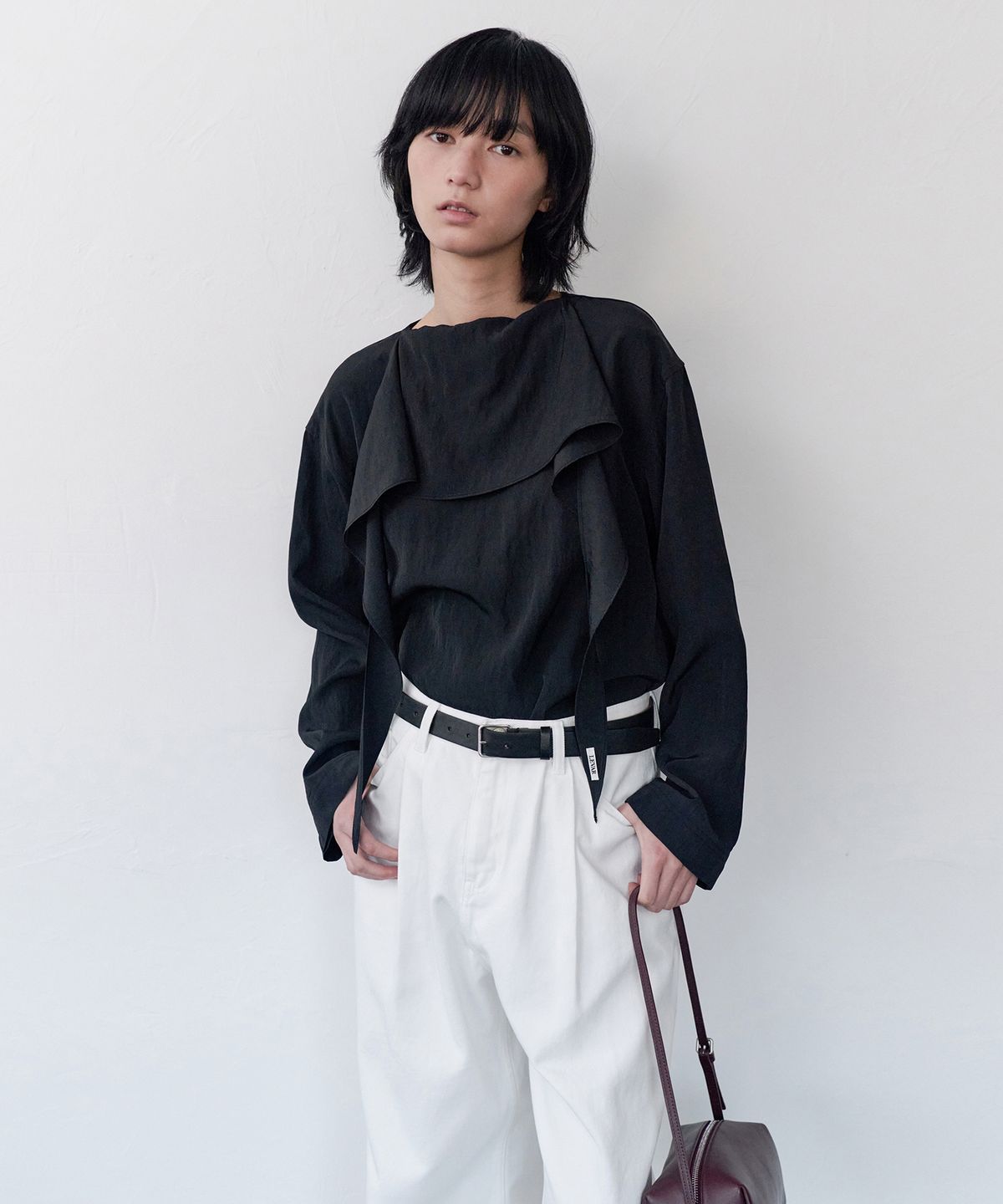 르바(LEVAR) Silky Scarf Blouse - Black