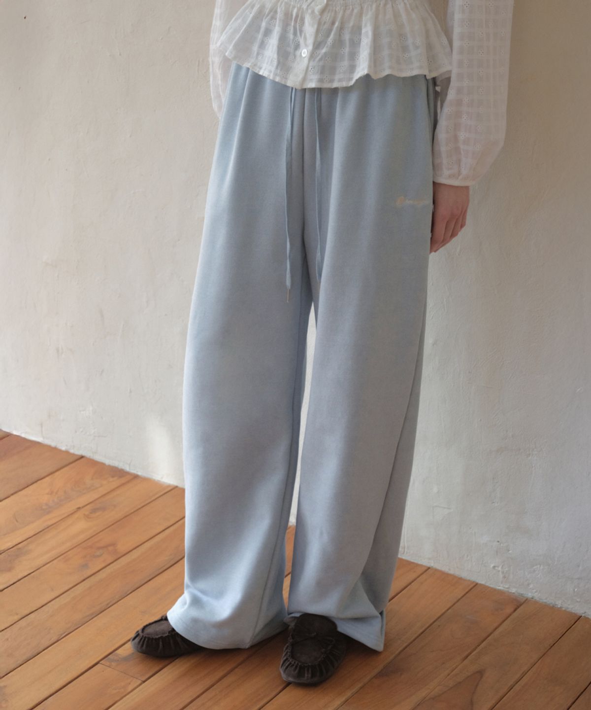 아우어노스텔지아(OURNOSTALGIA) Lace Applique Pigment Sweatpants_Dusty blue(O26PT03)